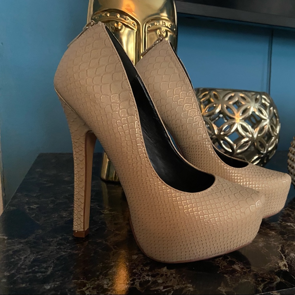 Call it spring Beautiful Beige and Gold heels with a zipper back detail..Size 7